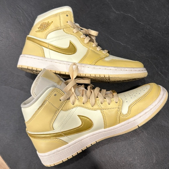 PRACTICALLY NEW AIR JORDAN 1 - Picture 1 of 2